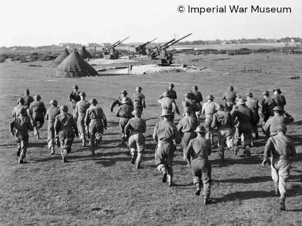 Crews_rush_to_their_3.7-inch_guns,1944